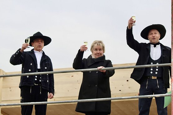 v.l Thoralf B&auml;ring (B&auml;ring Bau);Gudrun Knoch (Projektleiterin Wohnheim Diakonie Novalis); Zimmermann (Foto: Eva Maria Wiegand)