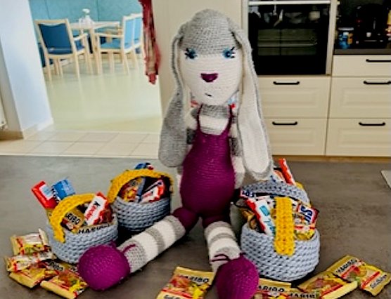 Hase Novi besuchte am Ostermontag die Tagespflege Barbarossagarten (Foto: K. Krausholz)