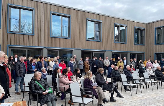 Einweihungsfeier der Seniorenwohngemeinschaft Caroline Falk mit Gottesdienst (Foto: K. Krausholz) Einweihungsfeier der Seniorenwohngemeinschaft Caroline Falk mit Gottesdienst (Foto: K. Krausholz)