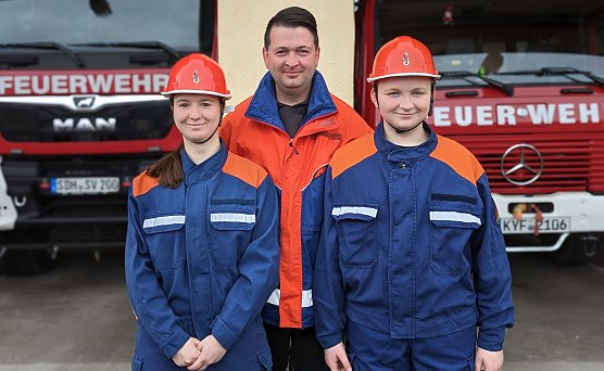 Jugendwart Thomas Bachmann (Mitte) arbeitet ehrenamtlich mit 34 Kindern und Jugendlichen bei der Jugendfeuerwehr in Berka, mit dabei: seine Kinder Janice (16 J.) und Julien (13 J.)      (Foto: Janine Skara)
