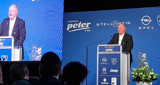 Helmut Peter bei der Begr&uuml;&szlig;ung der rund 600 G&auml;ste (Foto: nnz)