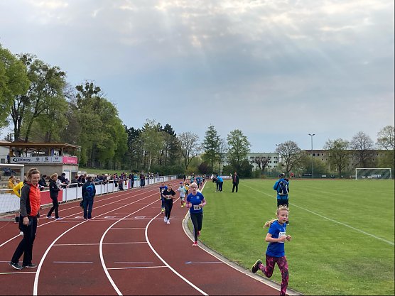  Lena Helmboldt (vorn) und Lara Liese von der Kindergruppe des Kyffh&auml;user Berglaufvereins beim Stundenlauf 2022. (Foto: Nico Bachmann)