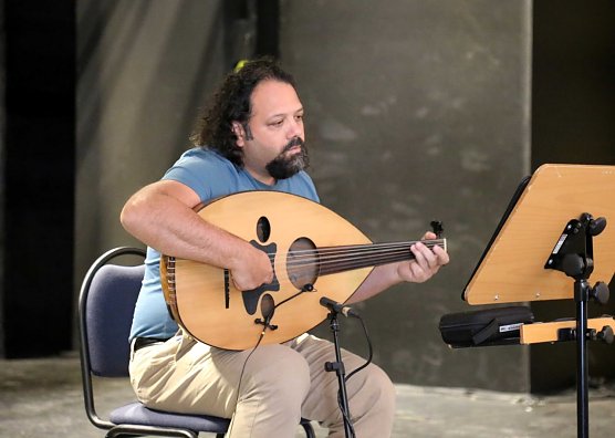 Wassim Mukdad begleitet die "Perlenfischer" mit der Oud (Foto: Theater Nordhausen)