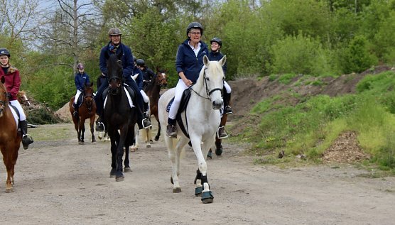 Start zum 20. Novalisritt auf den Spuren von Novalis. Angeleitet von Frau Dr. Hagen vom Gest&uuml;t in Niederb&ouml;sa (Foto: Eva Maria Wiegand)
