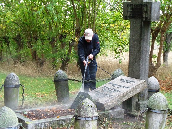 Mitglieder der IdeenSchmiede sanieren Familiengrabstätte Mackrodt (Foto: Peter Keßler) Mitglieder der IdeenSchmiede sanieren Familiengrabstätte Mackrodt (Foto: Peter Keßler)