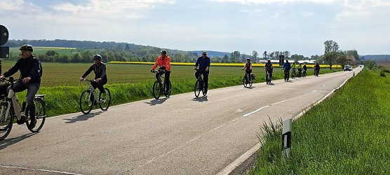Vertreter des Landratsamtes treffen sich mit B&uuml;rgern aus Helbed&uuml;ndorf, Holzsu&szlig;ra und Ebeleben und Greu&szlig;en zur Rundfahrt (Foto: J&ouml;rg Esser)