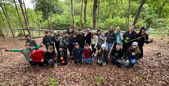 Sch&uuml;lerinnen und Sch&uuml;ler der Franzbergschule nach ihrem Arbeitseinsatz im Affenwald Strau&szlig;berg (Foto: Silvio Dietzel)