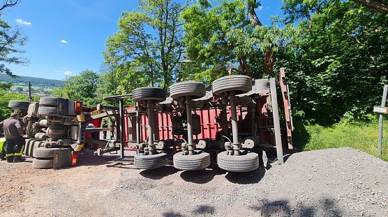 Sattelschlepper kippte um (Foto: S.Dietzel/Ffw. Bad Frankenhausen) Sattelschlepper kippte um (Foto: S.Dietzel/Ffw. Bad Frankenhausen)