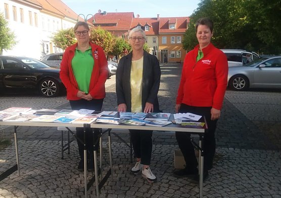 AGATHE Team auf dem Wochenmarkt in Greu&szlig;en (Foto: LRA Kyffh&auml;userkreis)