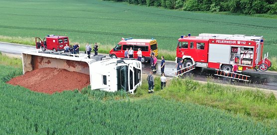 Umgekippter Sattelzug heute Vormittag (Foto: S.Dietzel)