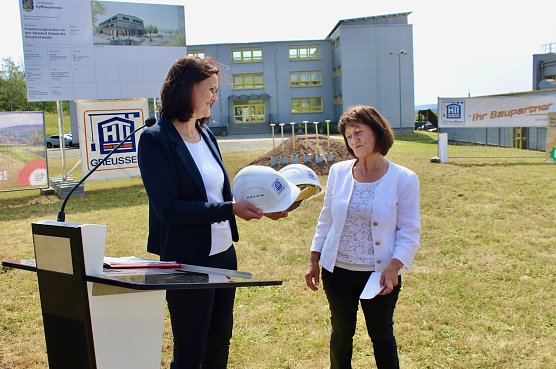 Symbolische &Uuml;bergabe zweier Bauhelme von Landr&auml;tin Antje Hochwind-Schneider (li.) an die Schulleiterin des SBZ Frau Carmen Lederer (Foto: Eva Maria Wiegand)