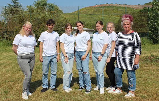 Sch&uuml;lerinnen und Sch&uuml;ler des SBZ Kyffh&auml;userkreis, mit ihrer Lehrerin Frau Melzer, sorgten f&uuml;r leckere Canapees und Getr&auml;nke beim ersten Spatenstich f&uuml;r den Berufsschulen-Campus in Sondershausen (Foto: Eva Maria Wiegand)