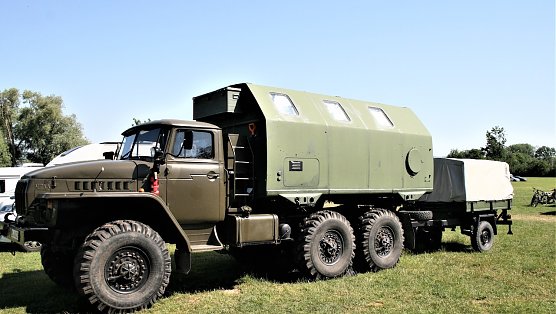 Ein umgebauter Ural war die Attraktion auf dem Campingplatz (Foto: U.Reinboth)
