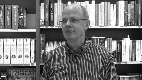 Dietrich Rose vor seinen geliebten B&uuml;chern (Foto: privat)