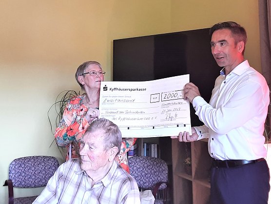 Ren&eacute; Leipnitz, Vorstandsvorsitzender der Kyffh&auml;usersparkasse  und Vorstandsvorsitzender der Stiftung &uuml;bergibt Spendenscheck an den Verband der behinderten (Foto: Dorothea Kieper)