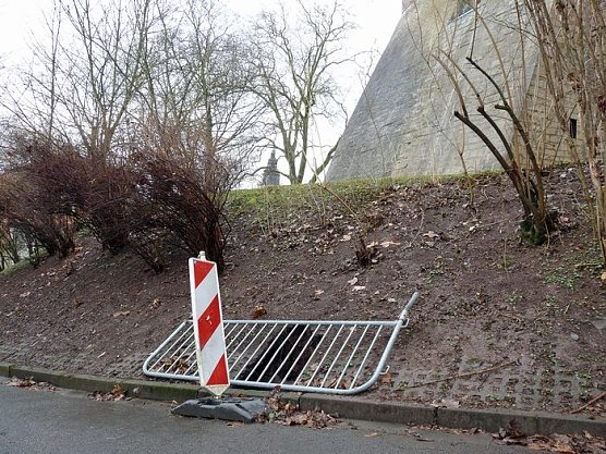 Erdfall am Schloss (Foto: Karl-Heinz Herrmann) Erdfall am Schloss (Foto: Karl-Heinz Herrmann)