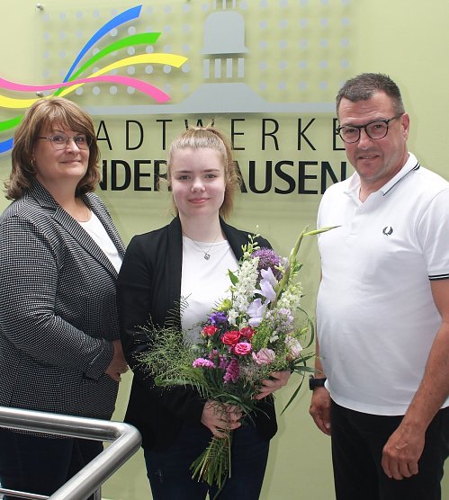 Bild: v.l.n.r.: Gesch&auml;ftsf&uuml;hrerin der Stadtwerke Sondershausen Anja Lemke, Azubi Judy Rasch, Ausbildungsleiter Ulf Krell (Foto: Stadtwerke Sondershausen)