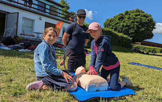 Wiederbelebungs&uuml;bung an einem Dummy (Foto: Janine Skara)