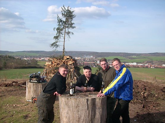 Vorbereitung Osterfeuer (Foto: Karl-Heinz Herrmann) Vorbereitung Osterfeuer (Foto: Karl-Heinz Herrmann)