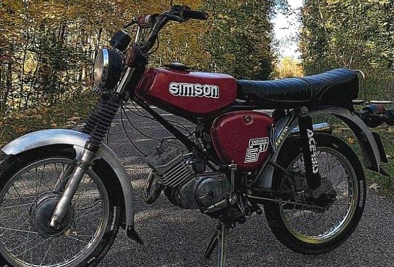 Gestohlenes Moped in himbeerroter Farbe (Foto: Polizei) Gestohlenes Moped in himbeerroter Farbe (Foto: Polizei)