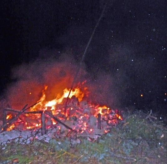 Osterfeuer 2010 (Foto: Karl-Heinz Herrmann) Osterfeuer 2010 (Foto: Karl-Heinz Herrmann)
