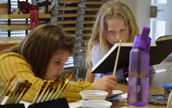 Frieda und Jette beim Malen in ihren Skizzenb&uuml;chern (Foto: Fred B&ouml;hme/Archiv Panorama Museum)