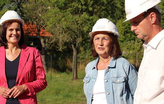 v.l.n.r. Landr&auml;tin Antje Hochwind-Schneider; Schulleiterin Frau Sch&ouml;nberg; B&uuml;rgermeister Knut Hoffmann (Foto: Eva Maria Wiegand)