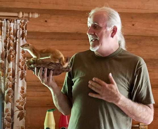 Vortrag von F&ouml;rster Ralf Hubert bei der Schussfahrt ins Blaue des WB4 der Volkssolidarit&auml;t (Foto: T. Leipold)