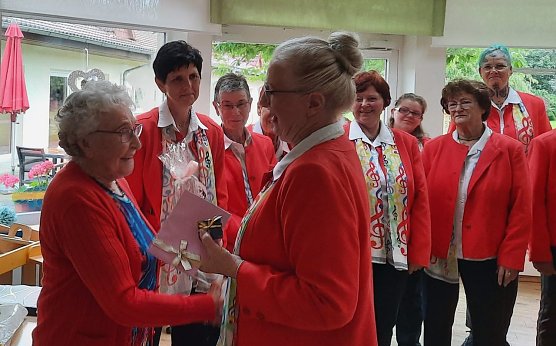 Erika Schirmer freud sich &uuml;ber die Gratulation zu ihrem 97. Geburtstag vom Frankenh&auml;user Frauenchor (Foto: K. Milde)