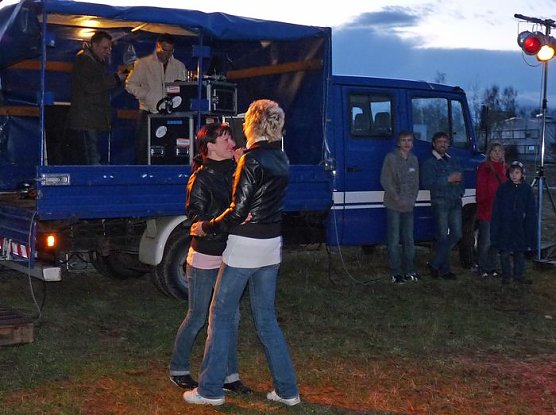 Osterfeuer-Party (Foto: Karl-Heinz Herrmann) Osterfeuer-Party (Foto: Karl-Heinz Herrmann)