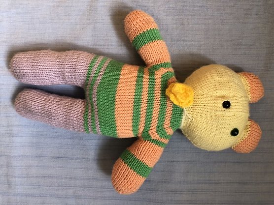 Wer erkennt diesen selbstgestrickten Teddybär? (Foto: Pastorin Steffi Wiegleb) Wer erkennt diesen selbstgestrickten Teddybär? (Foto: Pastorin Steffi Wiegleb)