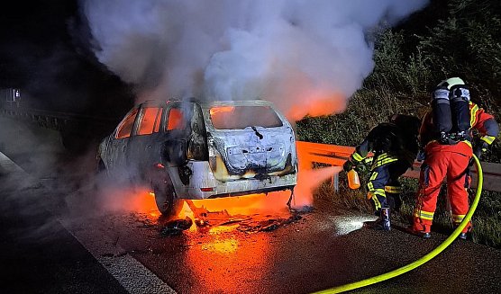 Fahrzeugbrand auf der Autobahn (Foto: Feuerwehr Breitenworbis/Silvio Dietzel) Fahrzeugbrand auf der Autobahn (Foto: Feuerwehr Breitenworbis/Silvio Dietzel)