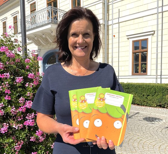 Landr&auml;tin Antje Hochwind-Schneider mit dem "M&ouml;hrchenheft" f&uuml;r Grundsch&uuml;ler (Foto: Landratsam Kyffh&auml;userkreis)