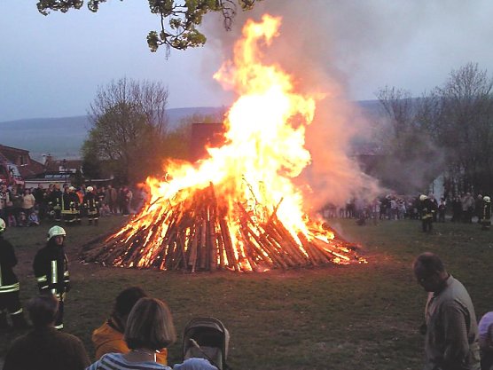 Vom Osterfeuer Bad Frankenhausen (Foto: Domizil Bad Frankenhausen) Vom Osterfeuer Bad Frankenhausen (Foto: Domizil Bad Frankenhausen)