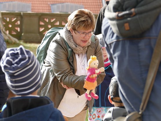 "Prinzessin G&uuml;ntherine" erz&auml;hlt den Kindern spannende Geschichten. Mit der Handpuppe agiert die G&auml;stef&uuml;hrerin Heike G&uuml;nther  (Foto: MSG Sondershausen)