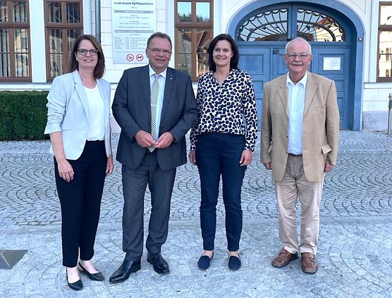 1.v.li.n.re. Stellvertretenden B&uuml;roleiterin Sabine Baumuck; Landrat des Schwalm-Eder-Kreises Herr Winfried Becker (SPD); Landr&auml;tin des Kyffh&auml;userkreises, Frau Antje Hochwind-Schneider (SPD); Pressereferent der Landr&auml;tin Dr. Thiele. (Foto: LRA Kyffh&auml;userkreis)