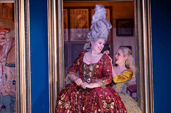 Zinzi Frohwein als Gr&auml;fin Almaviva und Yuval Oren als Susanna (Foto: Julia Lormis)