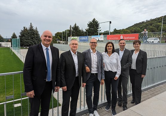 B&uuml;rgermeister Steffen Grimm (li.) mit den Sponsoren, die bei der Finanzierung zum Umbau des Sportzentrums ma&szlig;geblich unterst&uuml;tzt haben: Mario Topf von SONLUX (2.v.li.), Klaus Halbfas von WAGO (3.v.li), Landr&auml;tin Antje Hochwind-Schneider (3.v.re.) sowie Ren&eacute; Leipnitz (2.v.re.) und Sindy Ritzke (rechts) von der Kyffh&auml;usersparkasse (Foto: Janine Skara)