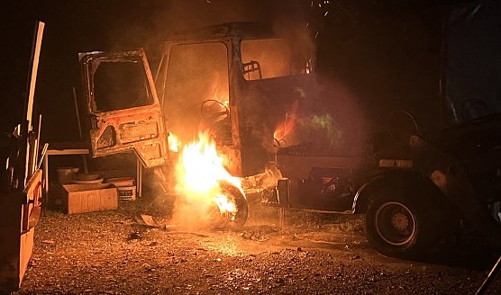 Multicar brannte aus (Foto: S.Dietzel) Multicar brannte aus (Foto: S.Dietzel)