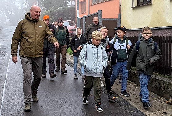 B&uuml;rgermeister von Sondershausen, Steffen Grimm, er&ouml;ffnete mit Schulkindern den Frauenberg-Trail  (Foto: Janine Skara)