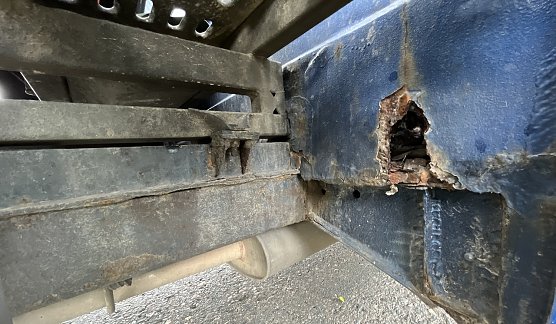 Einblick in die durchrostete Fahrerkabine (Foto: Autobahnpolizei) Einblick in die durchrostete Fahrerkabine (Foto: Autobahnpolizei)