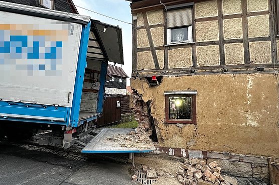Bizarrer LKW-UNfall in Holzthaleben (Foto: THW Sondershausen/S.Dietzel) Bizarrer LKW-UNfall in Holzthaleben (Foto: THW Sondershausen/S.Dietzel)