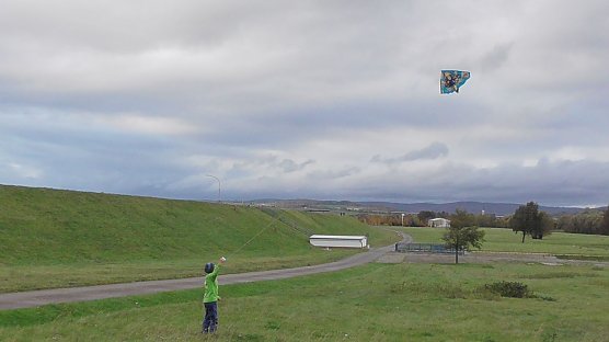 Drache über dem Stausee (Foto: Ulrich Reinboth) Drache über dem Stausee (Foto: Ulrich Reinboth)