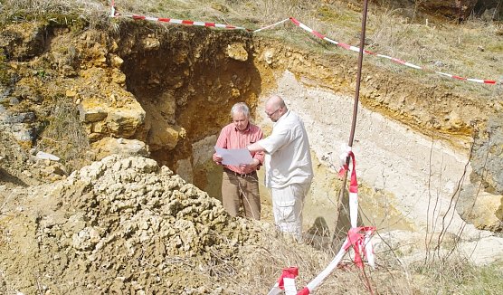 Dietrich Mania der Entdecker des Urmenschen von Bilzingsleben mit seinem Sch&uuml;ler und jetzigen Leiter des Museums auf der Steinrinne Enrico Br&uuml;hl vor einem Schnitt durch die Urmenschen-Fundschicht. (Foto: Stadtverwaltung Sondershausesn)