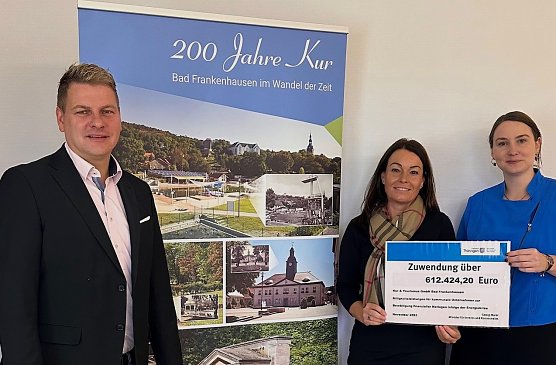 v.l.B&uuml;rgermeister Matthias Strejc; Kurdirektorin Katja Rudolph erhalten Zuwendungsbescheid  (Foto: KUr & Tourist Bad Frankenhausen)
