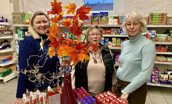 v.l. Anke Arndt, Verkaufsstellenleiterin im Alten Gut; Gudrun Oesterheld (ehem. B&uuml;rgermeisterin von Berka); Mitarbeiterin in Alten Gut (Foto: Eva Maria Wiegand)