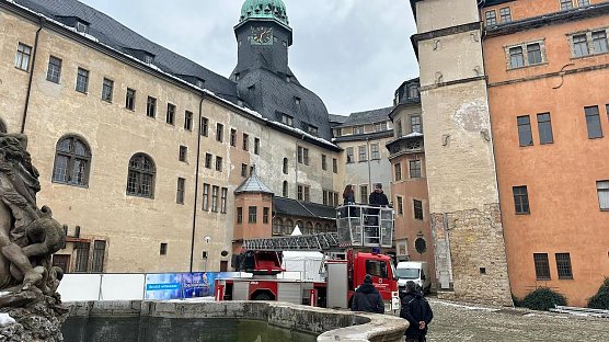 Mit Hilfe der Freiwilligen Feuerwehr wurde am Donnerstag die Lage auf dem Schlossdach gepr&uuml;ft und die Sicherheitslage eingesch&auml;tzt (Foto: Janine Skara)