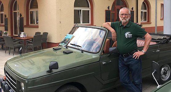 KFZ - Meister Peter S&uuml;ssemilch, ehemaliger Schirrmeister in der NVA mit schwimmf&auml;higen Wartburg 353 - 400 und einzige Ausf&uuml;hrung mit 4 Zylinder 4 Takt - Motor (Foto: H.Rein)