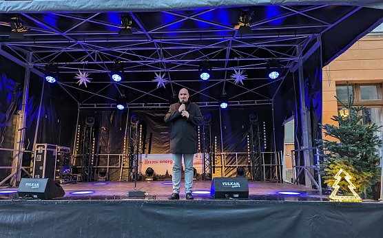 Der B&uuml;rgermeister von Sondershausen, Steffen Grimm, er&ouml;ffnete das wundersch&ouml;ne Weihnachtsevent im Schlosshof (Foto: Janine Skara)
