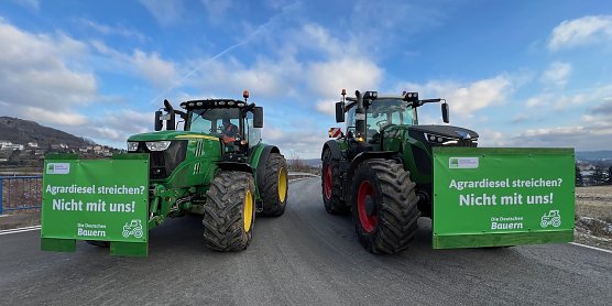 Landwirtschaftliche Fahrzeuge blockieren die Bundesstra&szlig;e 4 bei Sondershausen (Foto: S. Dietzel)
